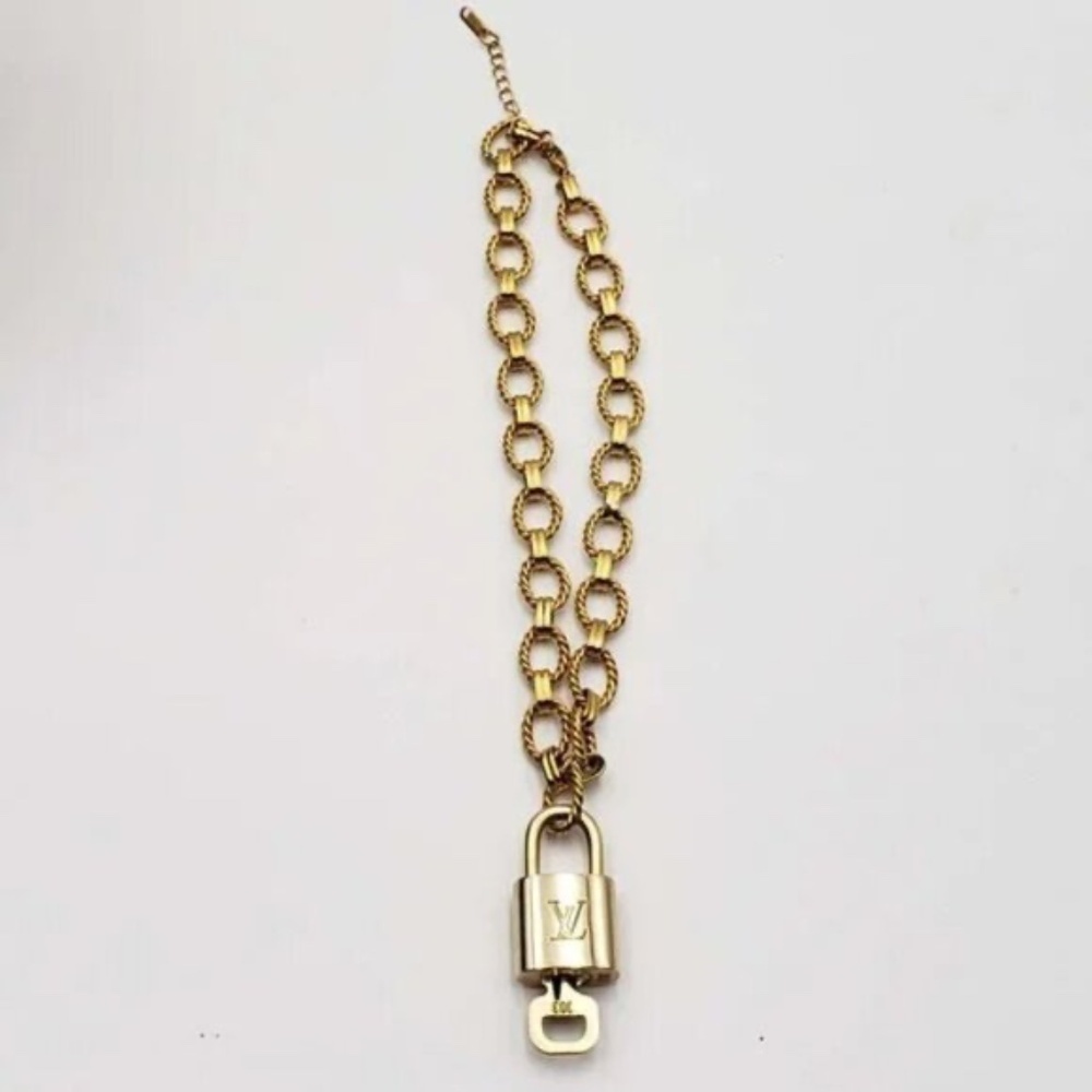 Authentic Louis Vuitton Lock & Key with Gold Plated Gold Chain Necklace 012926 - Picture 4 of 8